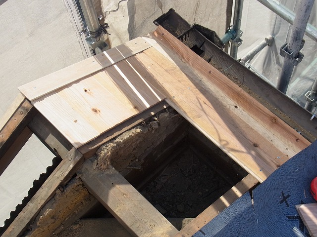 屋根下地にベニヤ板を貼っていく